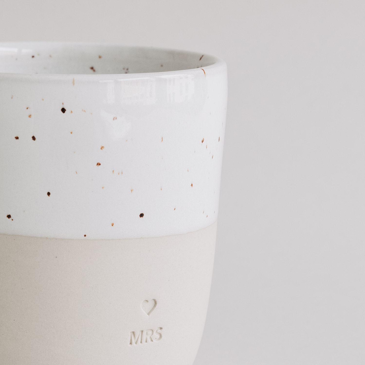 Eulenschnitt Cappuccinobecher mit Aufschrift MRS | Hochzeitsgeschenk aus Steingut | für 320 ml