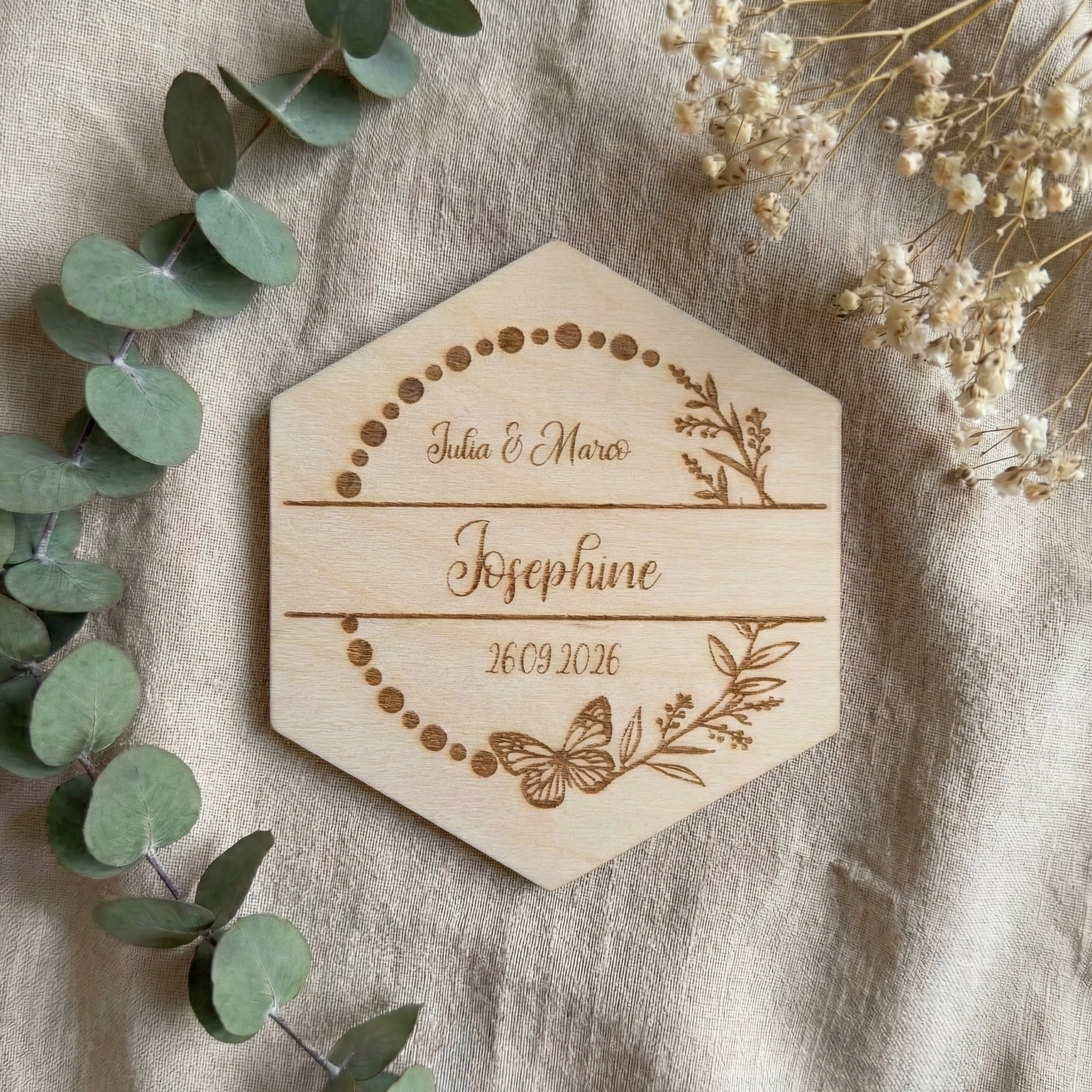 Personalisierte Untersetzer Birke im Hexagon-Format, Platzkarten aus Holz für Hochzeiten