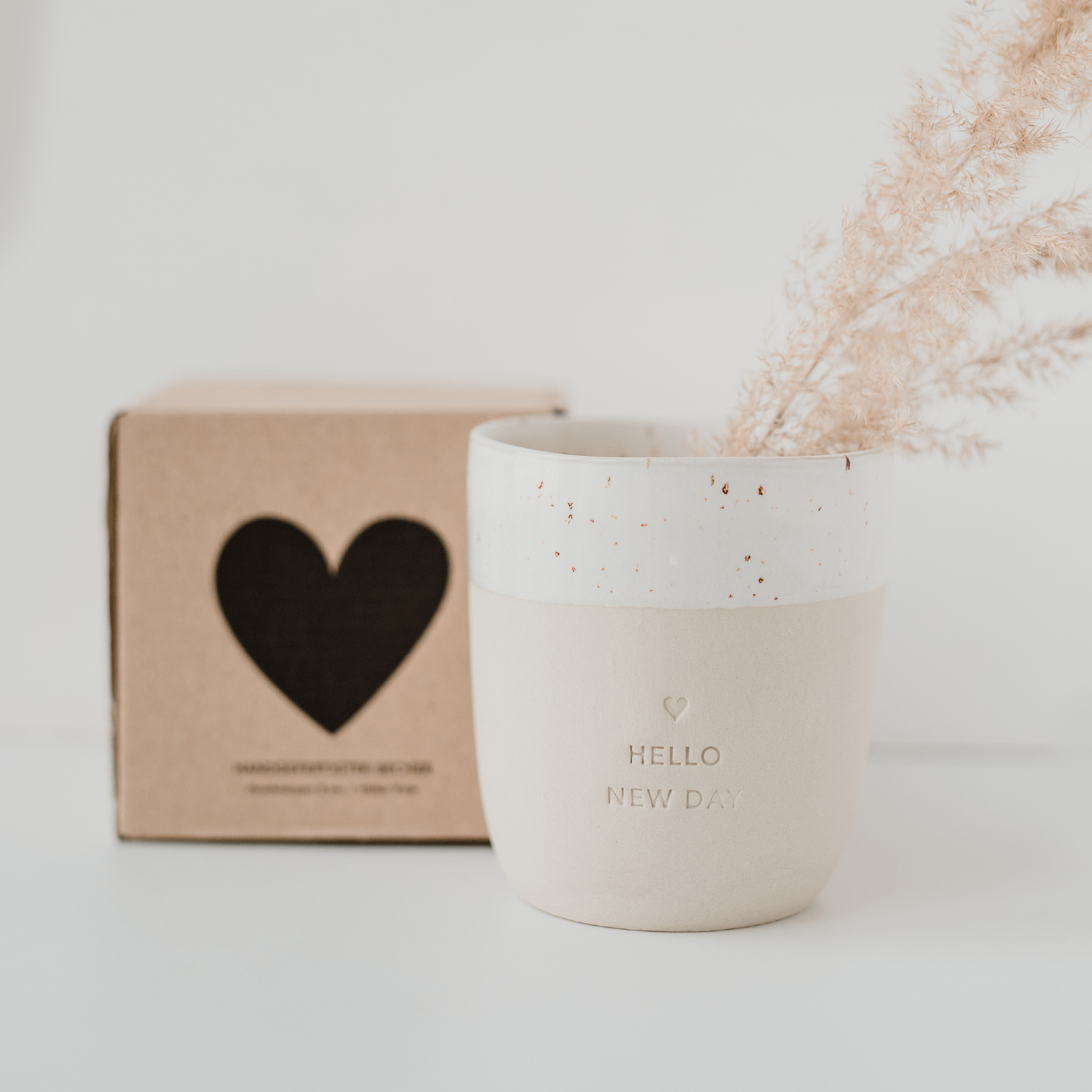 Eulenschnitt Becher aus Steingut HELLO NEW DAY | Cappuccinobecher aus Portugal | für den Kaffee am Morgen