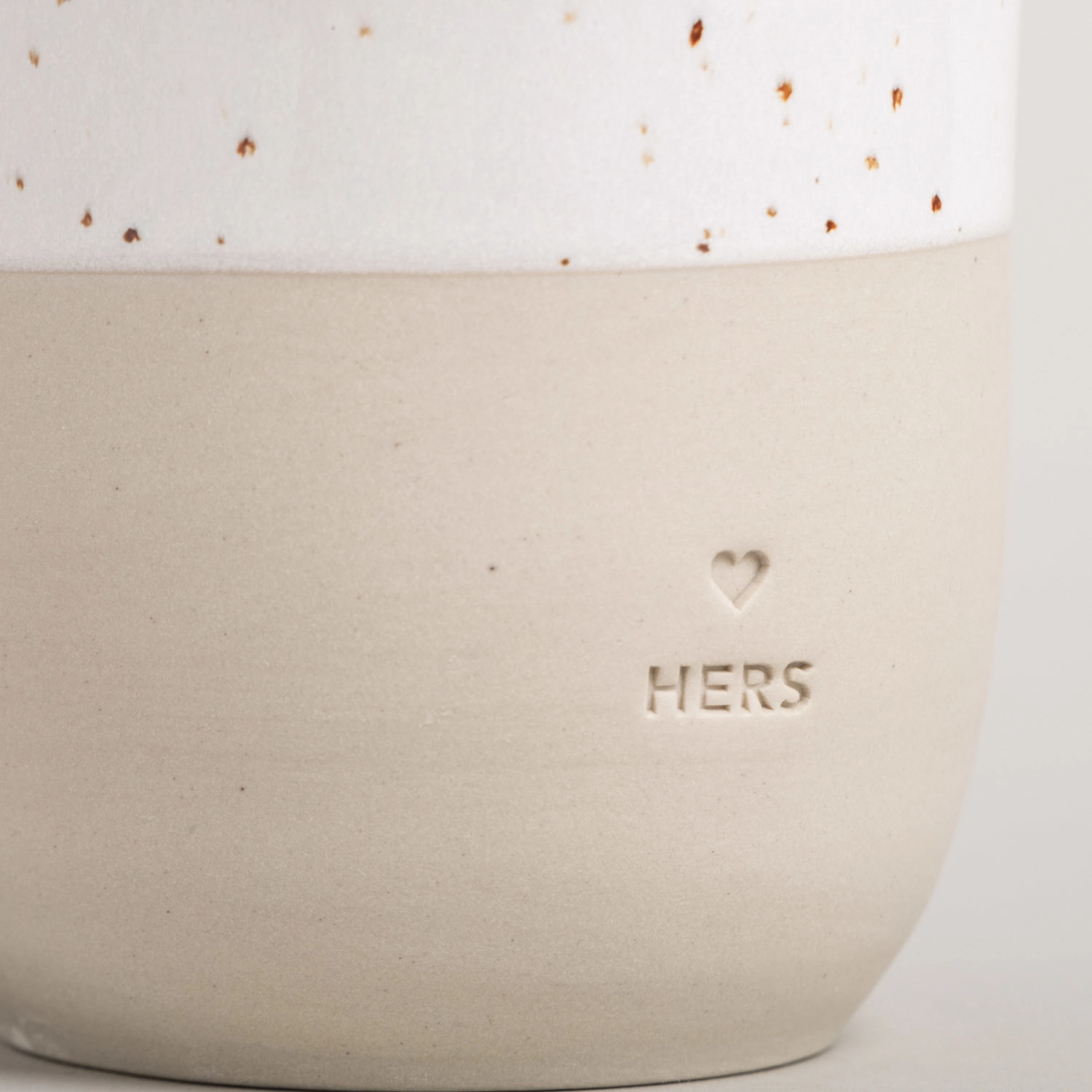 Eulenschnitt Becher aus Steingut mit Aufschrift HERS für 320 ml