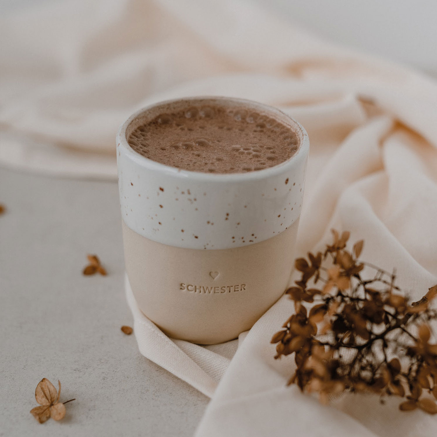 Eulenschnitt Steingut-Becher Schwester | schöne Tasse mit Motiv | Perfekt als Geschenk für Geschwister