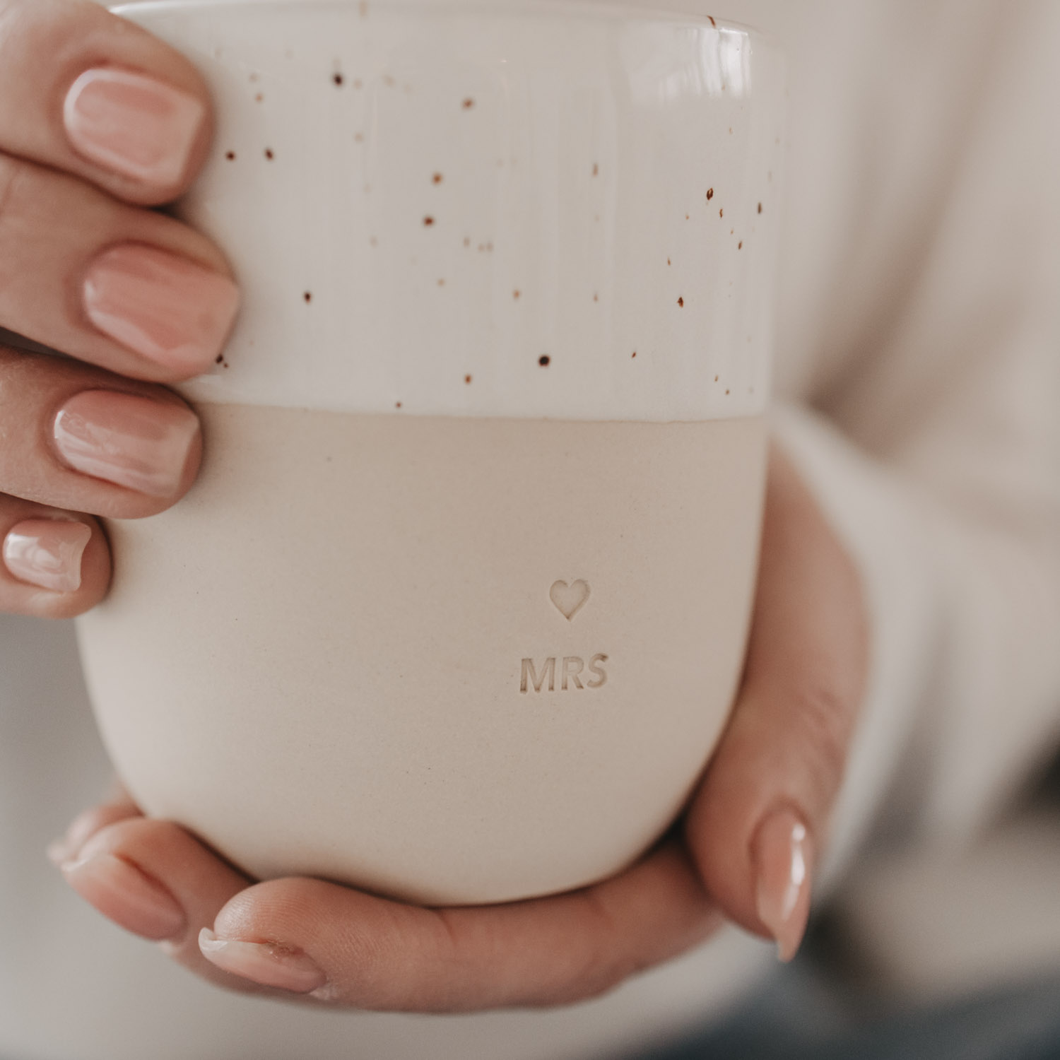 Eulenschnitt Cappuccinobecher mit Aufschrift MRS | Hochzeitsgeschenk aus Steingut | für 320 ml