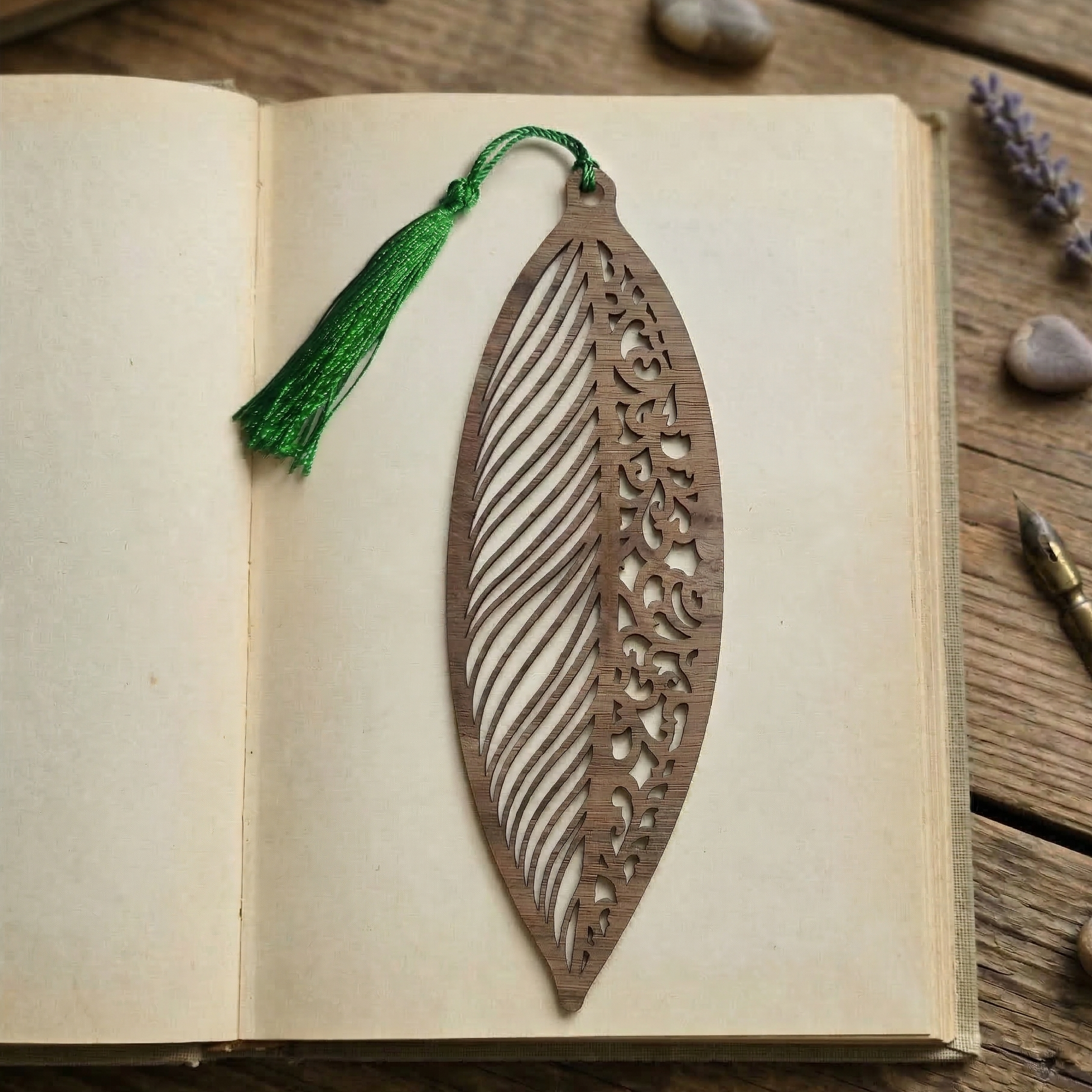 Filigranes Lesezeichen aus biegbarem Holz mit floralem Design, Furnierpapier aus Nussbaum mit farbigem Quast