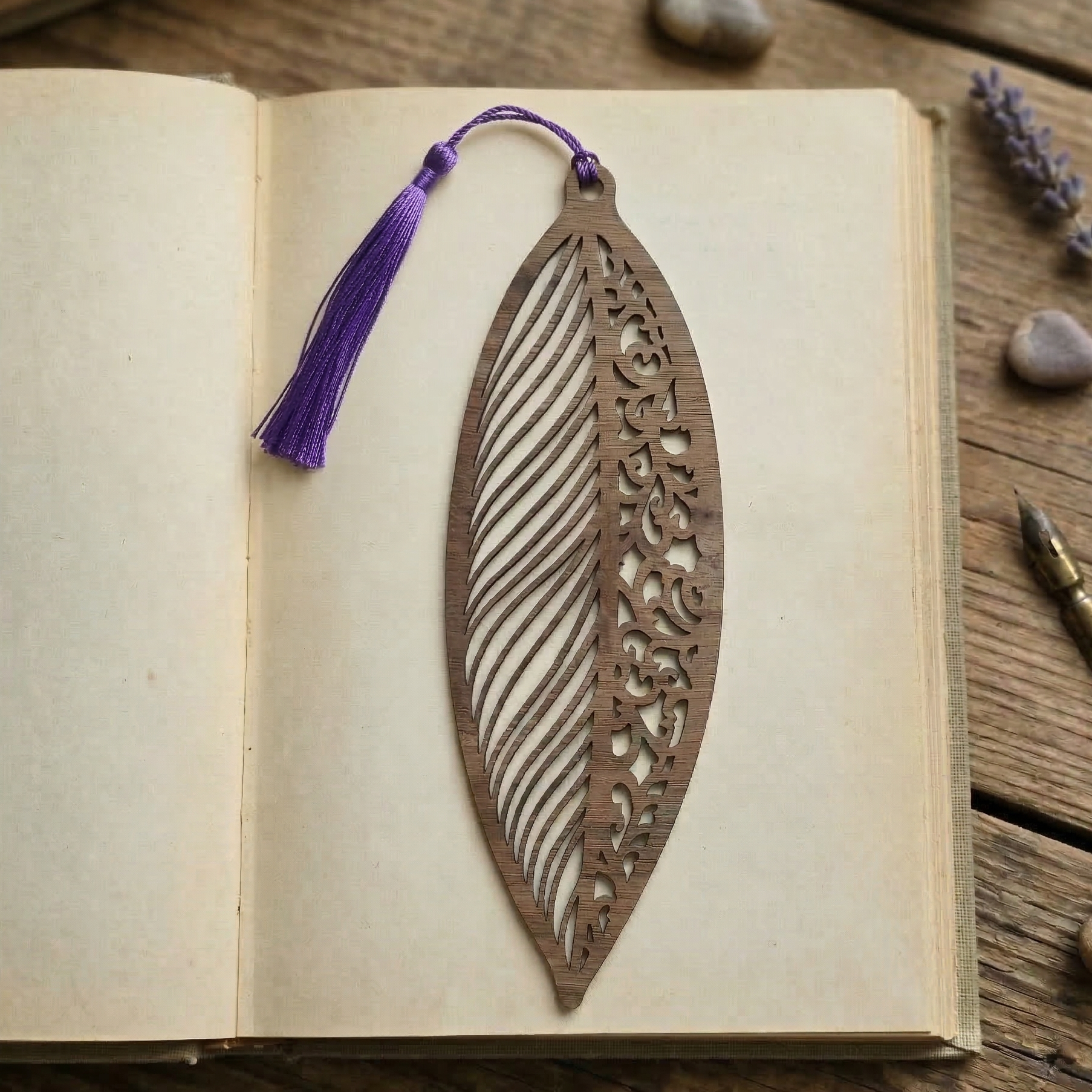 Filigranes Lesezeichen aus biegbarem Holz mit floralem Design, Furnierpapier aus Nussbaum mit farbigem Quast