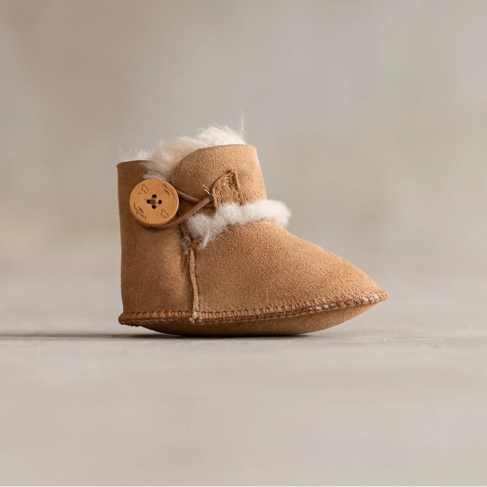 Van Buren Lammfellschuhe für Babys Davin, Farbe Kamel, in verschiedenen Größen