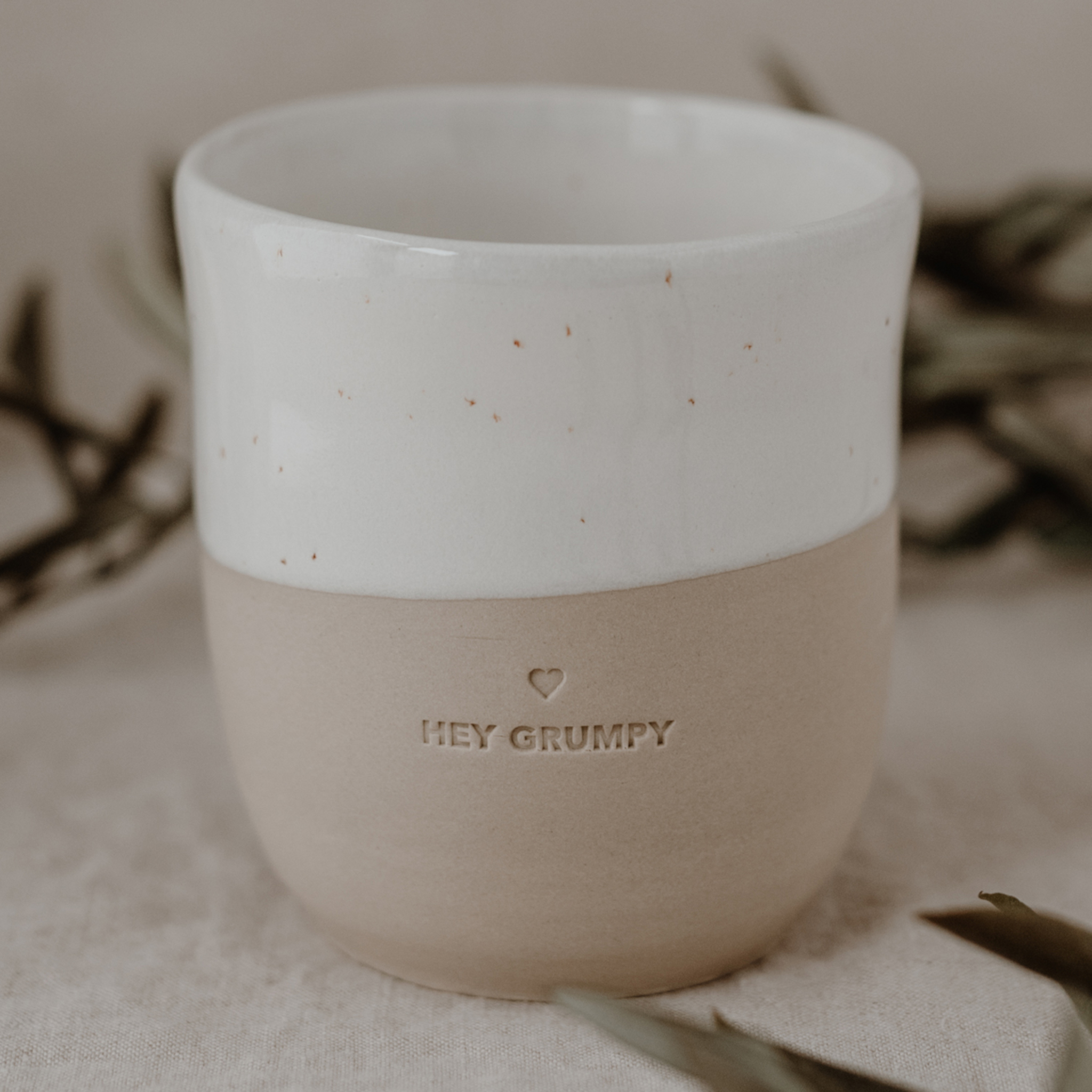 Eulenschnitt Becher HEY GRUMPY mit Herz | Steingut aus Portugal | Geschenk für deinen Morgenmuffel