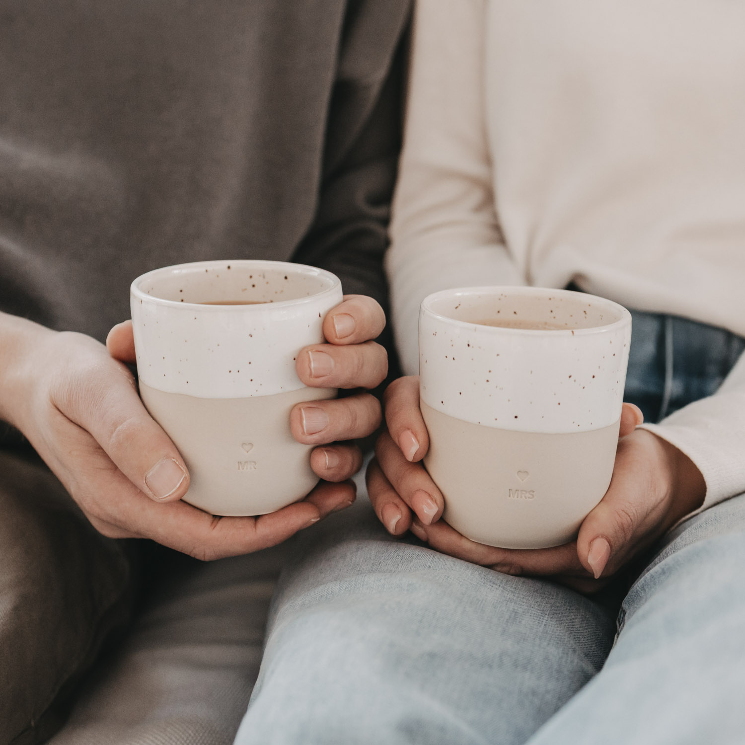 Eulenschnitt Kaffeebecher mit Aufschrift MR | Hochzeitsgeschenk aus Steingut | für 320 ml
