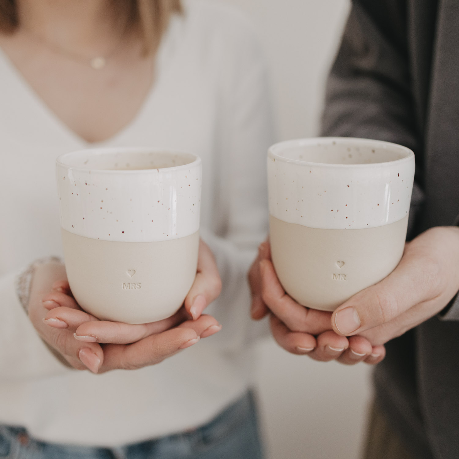 Eulenschnitt Cappuccinobecher mit Aufschrift MRS | Hochzeitsgeschenk aus Steingut | für 320 ml