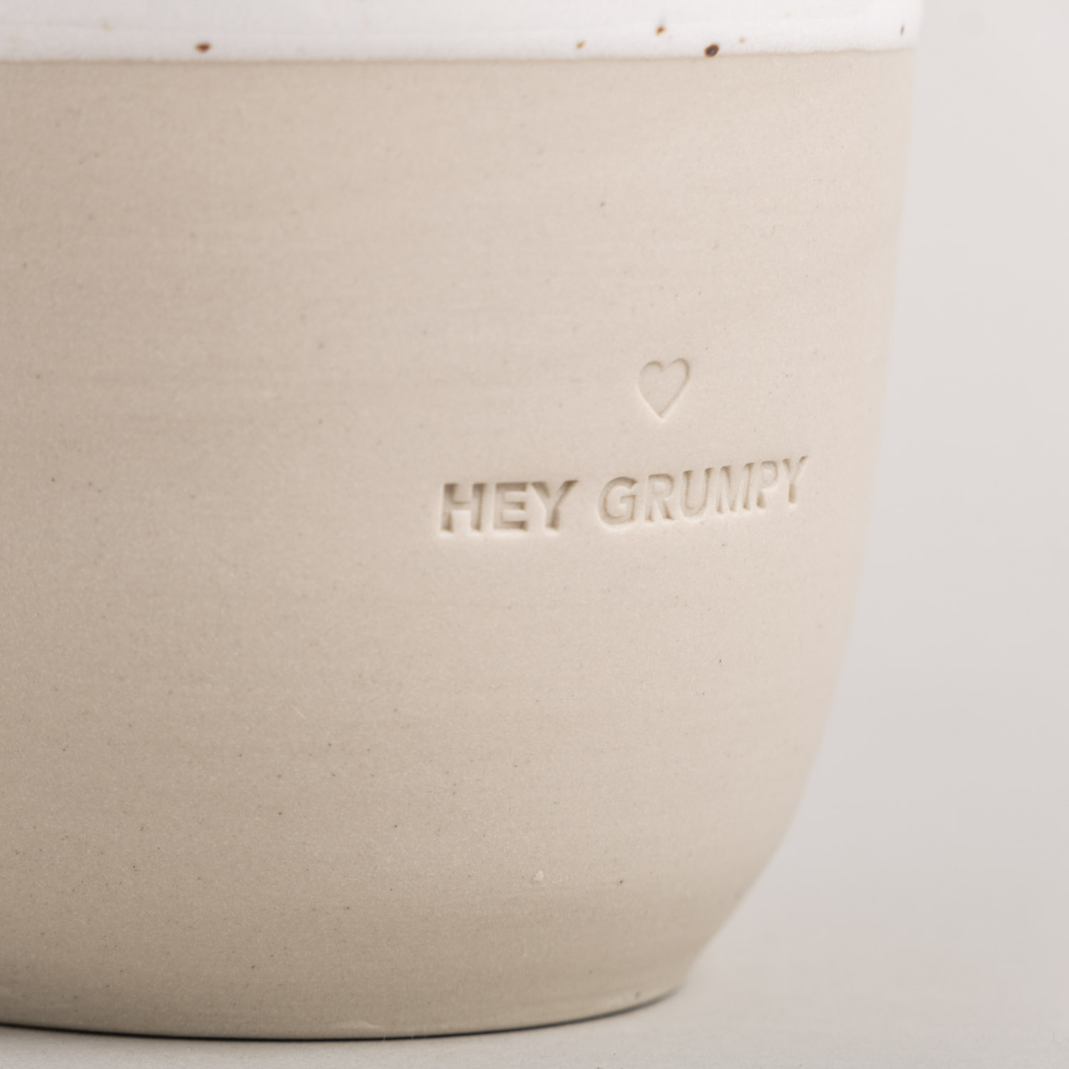 Eulenschnitt Becher HEY GRUMPY mit Herz | Steingut aus Portugal | Geschenk für deinen Morgenmuffel