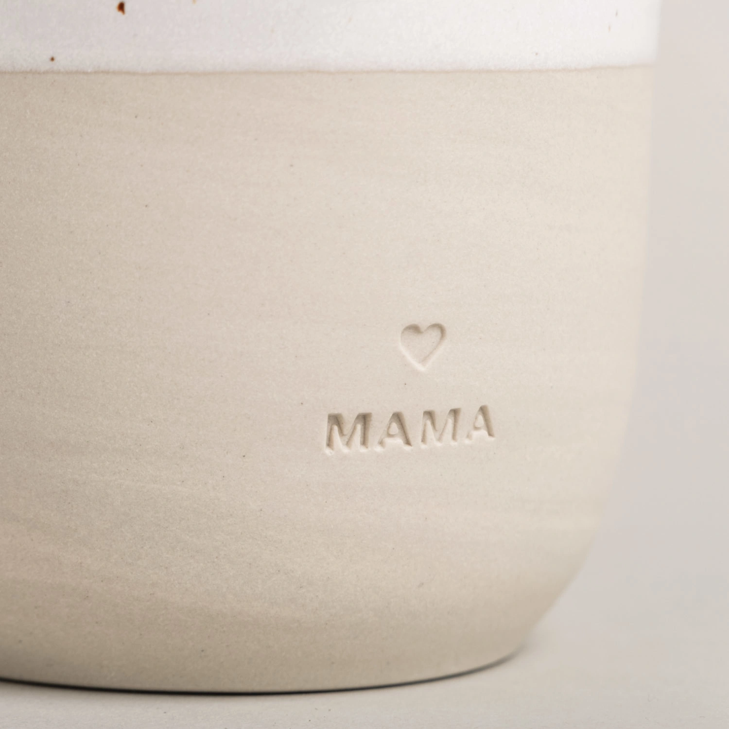 Eulenschnitt Kaffee- und Teebecher mit Aufschrift Mama aus Steingut, handgefertigt in Portugal