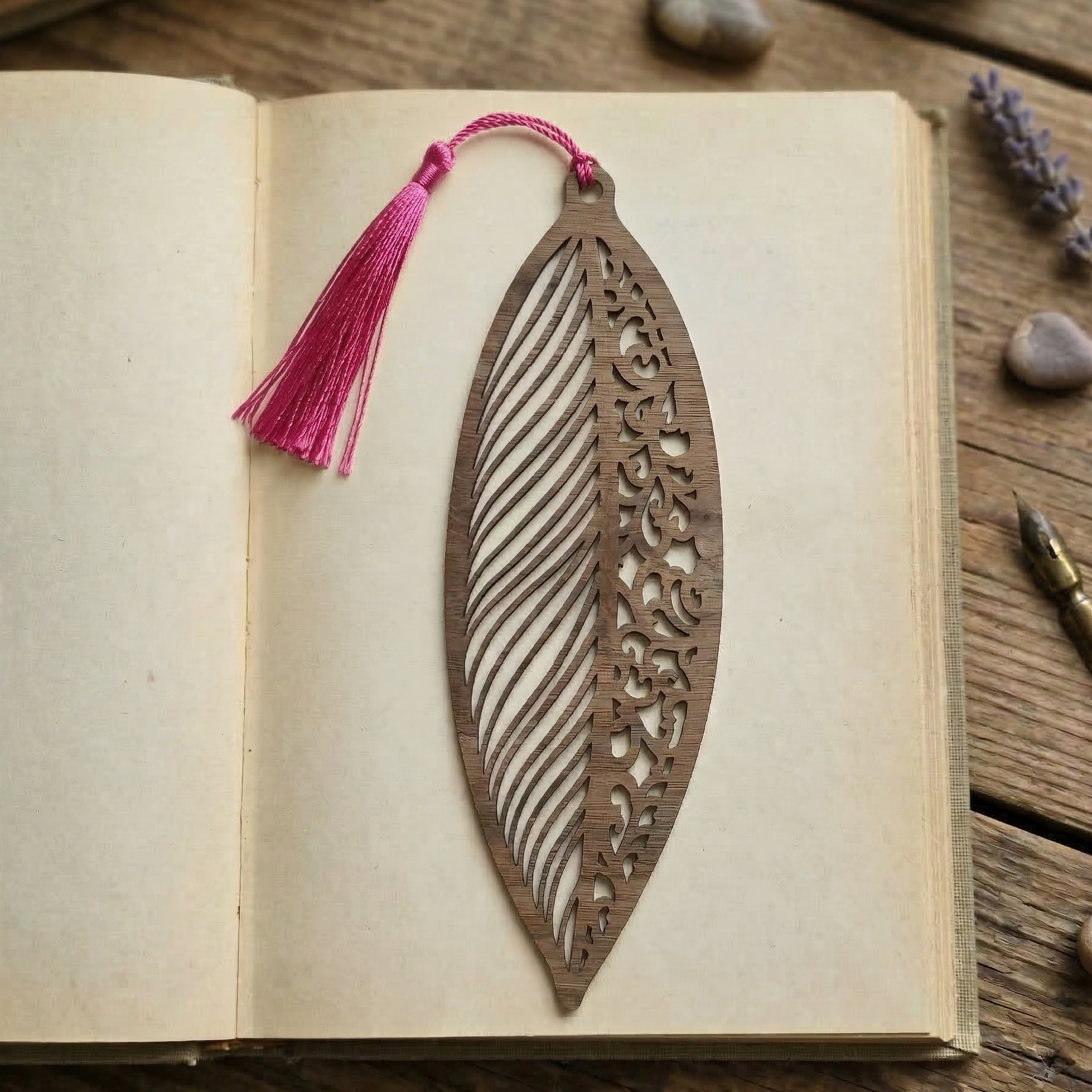 Filigranes Lesezeichen aus biegbarem Holz mit floralem Design, Furnierpapier aus Nussbaum mit farbigem Quast