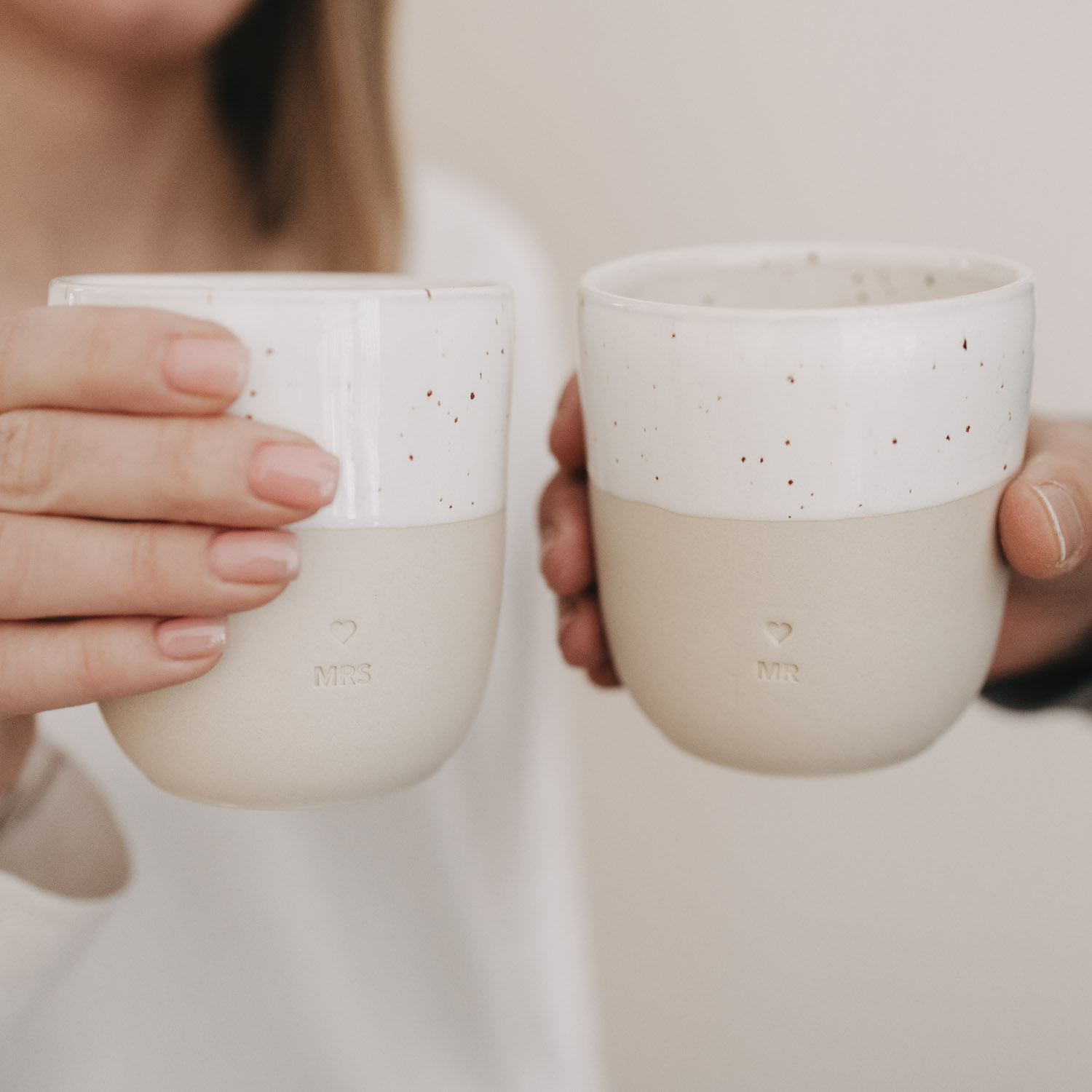 Eulenschnitt Kaffeebecher mit Aufschrift MR | Hochzeitsgeschenk aus Steingut | für 320 ml