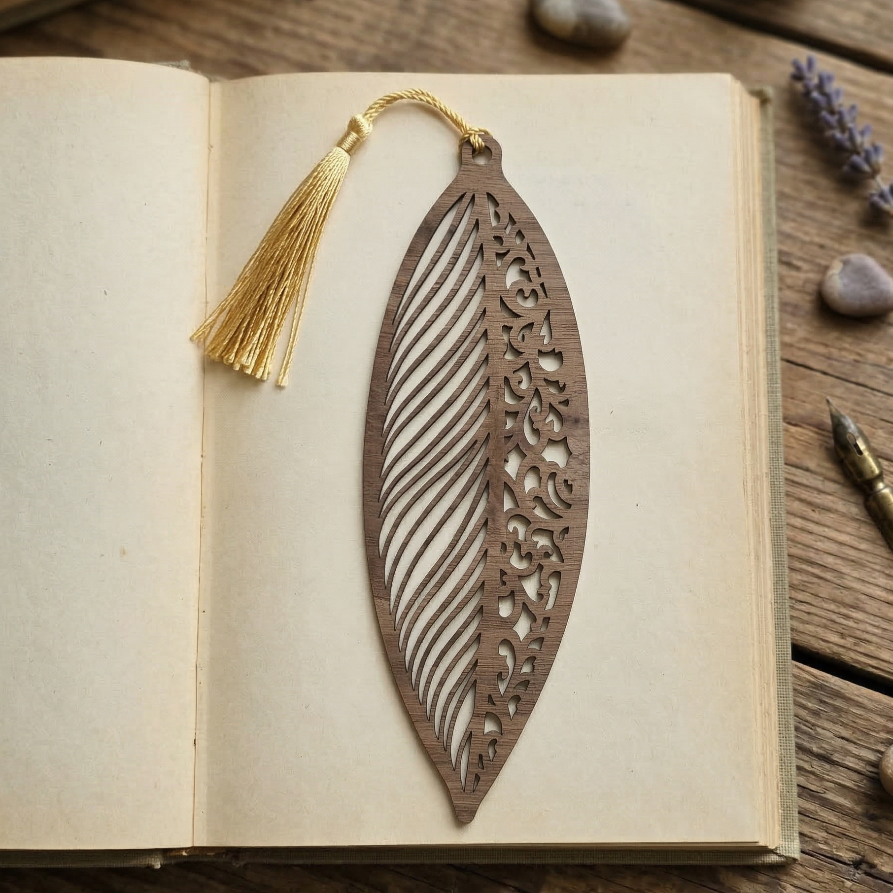 Filigranes Lesezeichen aus biegbarem Holz mit floralem Design, Furnierpapier aus Nussbaum mit farbigem Quast