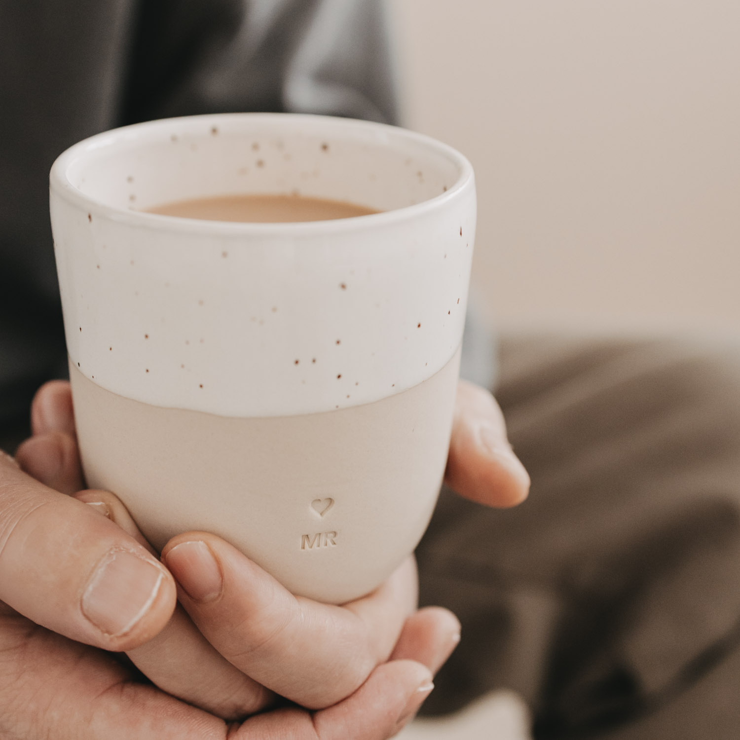 Eulenschnitt Kaffeebecher mit Aufschrift MR | Hochzeitsgeschenk aus Steingut | für 320 ml
