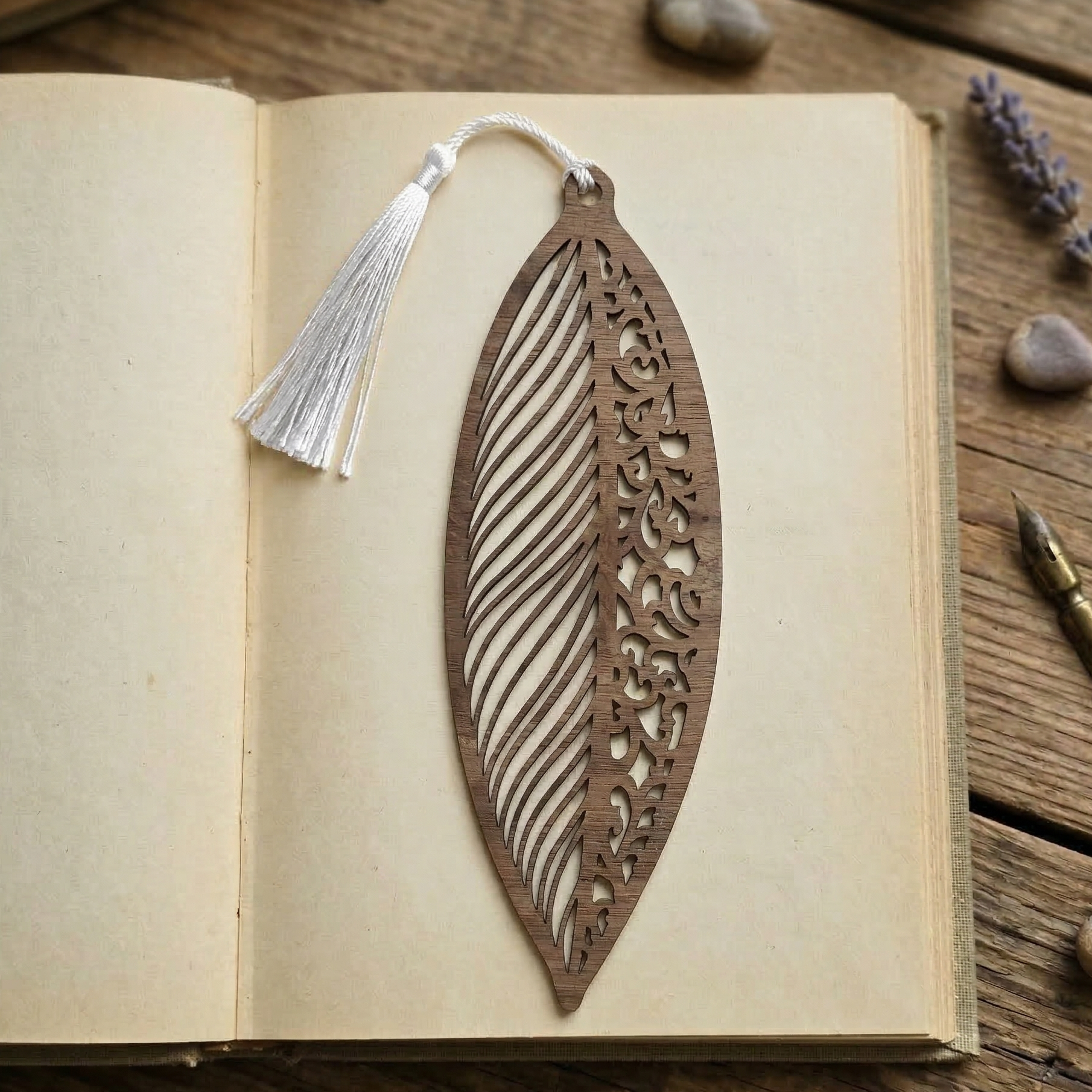 Filigranes Lesezeichen aus biegbarem Holz mit floralem Design, Furnierpapier aus Nussbaum mit farbigem Quast