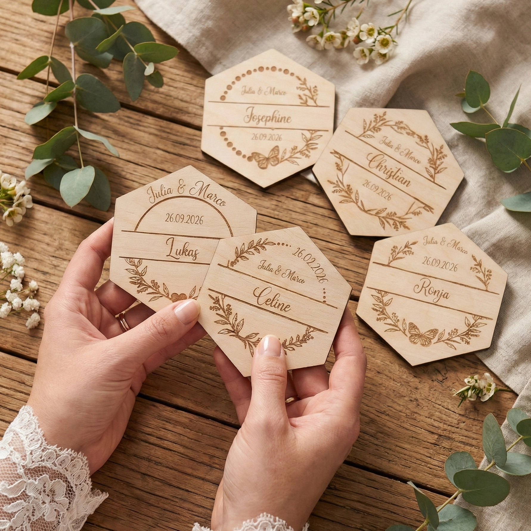 Personalisierte Untersetzer Birke im Hexagon-Format, Platzkarten aus Holz für Hochzeiten