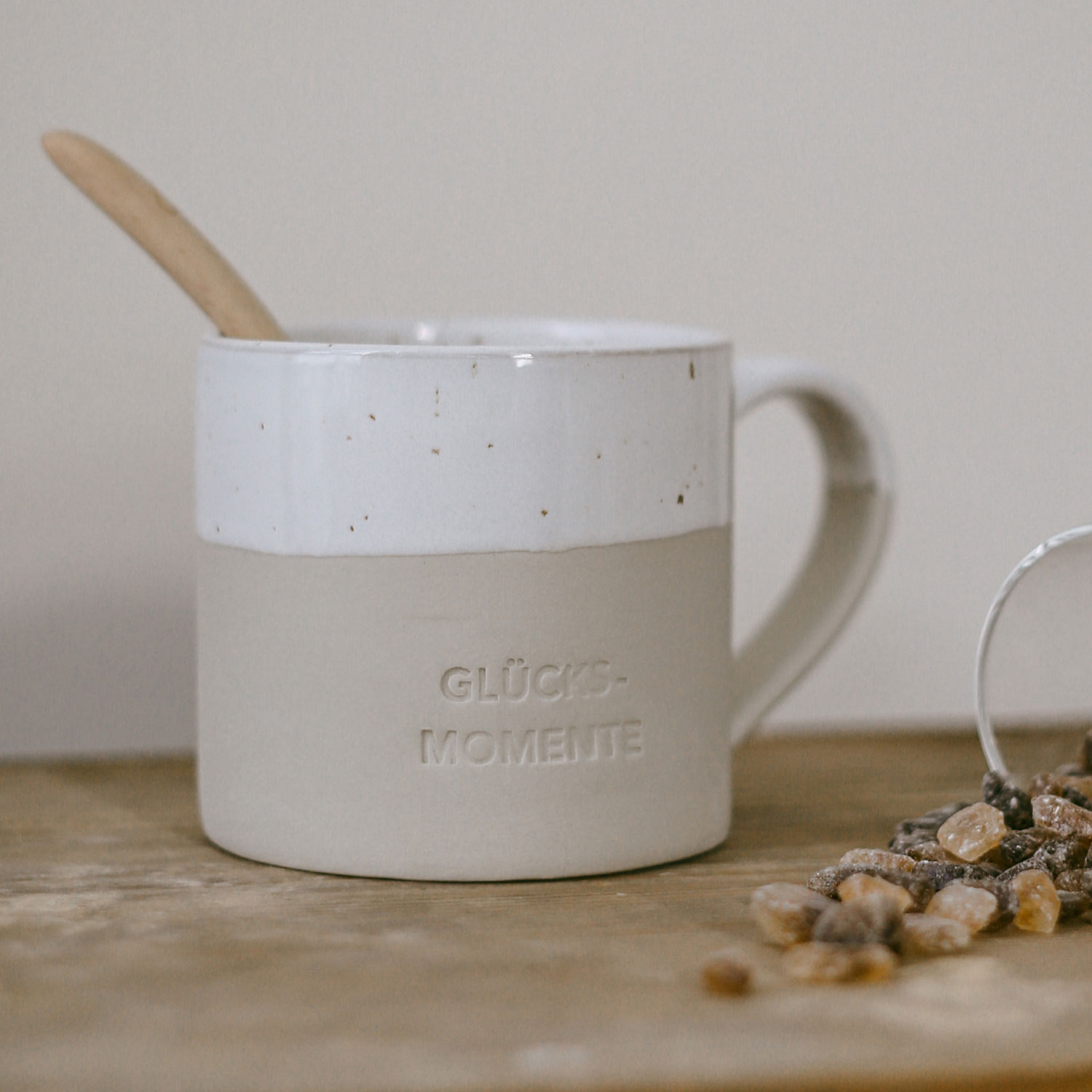 Eulenschnitt Tasse GLÜCKSMOMENTE aus Steingut mit Blindprägung