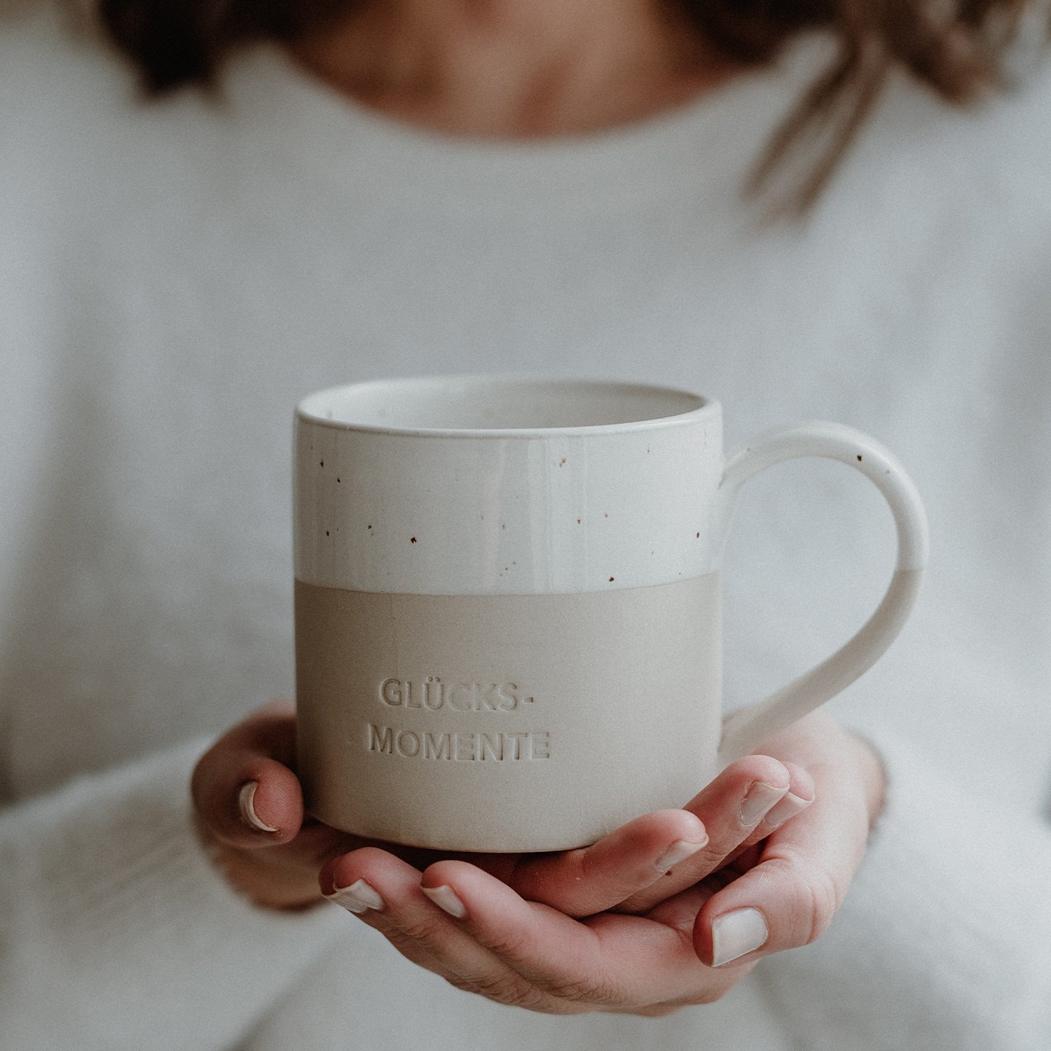 Eulenschnitt Tasse GLÜCKSMOMENTE aus Steingut mit Blindprägung