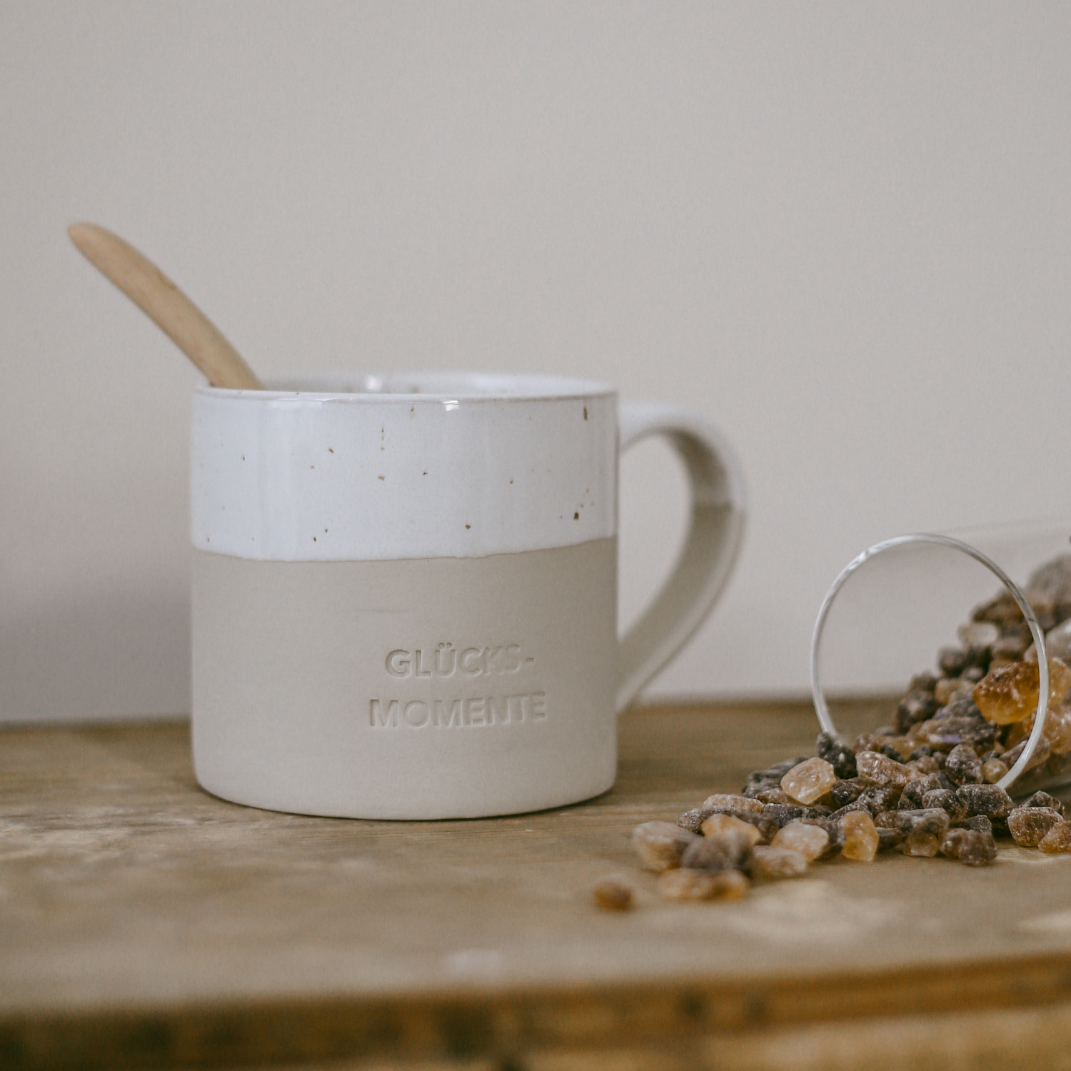 Eulenschnitt Tasse GLÜCKSMOMENTE aus Steingut mit Blindprägung